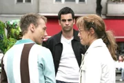 Als Lisa (Alexandra Neldel, r.) empört Richards Wohnung verlässt, trifft sie nicht ganz zufällig auf Jürgen (Oliver Bokern, l.) und David (Mathis Künzler, M.). - (Dieses Foto von Alexandra Neldel darf nur in Zusammenhang mit der Berichterstattung über die Serie "Verliebt in Berlin" veröffentlicht und verbreitet werden.)