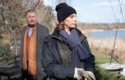 Roland (Thomas Rühmann) fährt ans Bootshaus, um sich bei seiner Freundin Katja (Julia Jäger) zu entschuldigen.