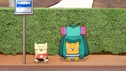 Moon und Ollie (re.) warten auf den Bus.
