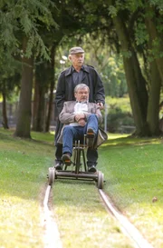 Günter Hoffmann (Wolfgang Winkler, v.) und Edwin Bremer (Tilo Prückner, h.) sind auf dem Weg zur Leiche des Vertreters Paul Brenner. Er wurde auf den Gleisen einer Kleinbahn gefunden.