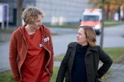 Fiete (Adrian R. Gösse, l.) begleitet Barbara (Nadja Engel, r.) mit ihrem Hexenschuss auf einen Spaziergang.