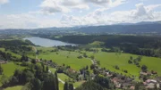 Niedersonthofen liegt idyllisch am gleichnamigen See.