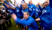 Die Spielerinnen Jubeln über den Aufstieg in die 1. Fußballbundesliga der Damen.