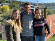 Insel Chiloé in Chile. Die Praktikanten (von links): Katharina, Günther und Lara machen mit ihrem Guide Pablo einen Ausflug auf eine Farm im Inland. Dort werden sie im Westernstil reiten.