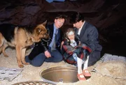 "Kommissar Rex", "Lebendig begraben." Die kleine Isabella König wird von dem bankrotten Geschäftsmann Günther Stein entführt. Er versteckt das Kind außerhalb der Stadt in einer Sandgrube. Mit Hilfe von Rex kann Kommissar Moser den Täter bei der Lösegeldübergabe stellen, doch Stein versucht zu fliehen und wird erschossen. Für Rex und Kommissar Moser beginnt ein Wettlauf mit der Zeit, denn Isabella droht von den Sandmassen verschüttet zu werden. Im Bild (v.li.): Heinz Weixelbraun (Christian Böck), Cornelia Lauter (Isabella König), Tobias Moretti (Richie Moser).