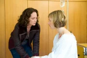 Kommissarin Jana Winter (Natalia Wörner, l.) sorgt sich um ihr Kindermädchen Frida (Friederike Linke, r.), die nach dem brutalen Überfall im Krankenhaus liegt.
