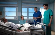 Dr. Roland Heilmann (Thomas Rühmann, 2.v.re.) und Dr. Philipp Brentano (Thomas Koch, re.) klären Stefan Brückner (René Steinke, li.) über seinen Zustand auf. Nachdem sich sein Kreislauf stabilisiert hat, können nun die weiteren OPs durchgeführt werden. Bevor Stefan den nächsten Eingriffen zustimmt, bringt er jedoch seine Patientenverfügung ins Spiel, seine Frau Katja (Julia Jäger, 2.v.li.) wisse Bescheid. Roland wird die Situation immer unangenehmer, doch bevor Stefan Brückner nicht wieder bei Kräften ist, müssen Roland und Katja ihre Beziehung vor ihm geheim halten.