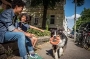 Tayo und Femi finden Hund Pepper zum Anbeißen.