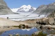 Durch das Abschmelzen des Aletschgletscher bilden sich kleine Bergseen.