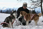 Universum: "Weiß wie Schnee", Schnee ist Schnee ist Schnee. Ein Wort, das bei allen Menschen, die ihn je erlebt haben, eine Vielzahl an Assoziationen auslöst. Diese reichen von weich, warm, Geborgenheit am offenen Kamin, über Weihnachten, Ferien, Schifahren, bis zu Furcht erregend, kalt, tödlich. Aber was ist Schnee? Wie entsteht er? Jede Schneeflocke ist ein Unikat, keines der sechsstrahligen Gebilde gleicht dem anderen. Angeblich ist die Zahl der Varianten so groß, dass es unmöglich ist, für die Entstehung der Schneeflocken ein vollständiges mathematisches Modell zu erstellen. Neben all den wissenschaftlichen Annäherungen an das Thema Schnee, bleibt in der Dokumentation ausreichend Raum, um sich diesem weißen Stoff auch kulturphilosophisch anzunähern. Menschen und Tiere, die ihr Leben lang im Schnee verbringen, werden ebenso vorgestellt wie Menschen, in deren Wortschatz es keine Bezeichnung für diese Niederschlagsform gibt.