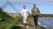 Auf Poel wird die Leiche von Steffen Hauser gefunden. Der Surfschulbetreiber wurde mit einem Spaten erschlagen. Kriminaltechnikerin Roswitha Prinzler (Silke Matthias, l.) gibt Kriminalhauptkommissar Lars Pöhlmann (Dominic Boeer, r.) erste Informationen zum Fall.