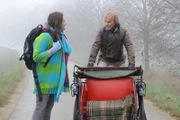 Sascha nimmt eine kecke Tramperin mit. Von links: Viola (Katja Brenner) und Alexander "Sascha" Wagenbauer (Eisi Gulp).