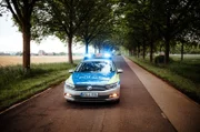 Die Polizei verfolgt mit Blaulicht die Geschwister.