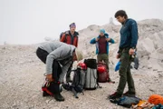 Von links: Schmidt Max, Basejumper Niklas Winter, Extremsportler Alexander Schulz und Bergführer Florian Herla auf der Zugspitze.