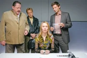 Die Rosenheim-Cops Hofer (Joseph Hannesschläger, l.) Michi Mohr (Max Müller, 2.v.l.) und Hansen (Igor Jeftic, r.) ermitteln, dass Vera Engelbrecht (Julia Beerhold, 2.v.r.) ein Verhältnis mit dem Toten hatte.