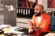 Naveen (Markus Subramaniam) lässt sich nicht von Mike sagen, dass er Schuld an der Ehekrise mit Annalena sei.