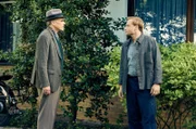 Otto John (Sebastian Blomberg, l.) fordert eine Erklärung, warum Wolfgang (Max Riemelt, r.) nicht erreichbar war.