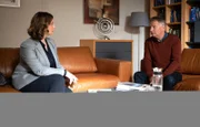Katja Brückner (Julia Jäger) hat Angst, dass das Auftauchen ihres Noch-Ehemannes die Liebe zu Roland (Thomas Rühmann) kaputt machen könnte.