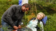 Andrea (Tessa Mittelstaedt) hat sich schwer verletzt und muss dringend ins Krankenhaus. Der Bergdoktor Martin (Hans Sigl) hat den Absturz nicht unbeschadet überstanden.