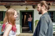 Leonie (Carolin Garnier, Mitte) wird eifersüchtig: Tanja (Rebecca Kleineidam) flirtet mit Max (Emanuel Fitz).