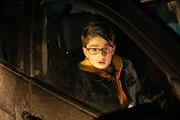 Ein überraschter Junge sitzt in einem Auto