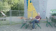 Dr. Achim Grinschgl (Ärztlicher Direktor, Obergünzburg) vor der Kletterwand in Ottobeuren.