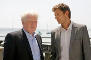 Noch weiß Kommissar Sven Hansen (Igor Jeftic, r.) nicht, dass sein Vater Olaf (Friedhelm Ptok, l.) eine Überraschung für ihn hat.