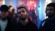 Kenan (Aram Arami, M.) und seine Freunde Sascha (Patrick Phul, l.) und Momo (Fatih Hatipo?lu, r.) verstehen die Kunst in der Ausstellung nicht.