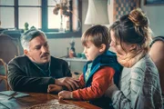(v.li.): Dr. Jassim (Faris Rahoma), Konstantin (Nino Huber), Ute Patterer (Alicia von Rittberg)