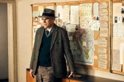 Otto John (Sebastian Blomberg) stimmt der Vereinbarung mit dem Mossad zu.