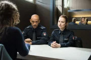 Lukas Petersen (Patrick Abozen, M.) und Nina Sieveking (Wanda Perdelwitz, r.) beim Verhör von Marie Steinberg (Antonia Bill, l.).