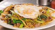 Phnom Pens beliebtestes Fastfood ist „Lort Char“: eine rauchige Mischung aus kurzen Reisnudeln, Rindfleisch und Gemüse, gebraten in Austern und gesüßten Sojasaucen, garniert mit einem Spiegelei.
