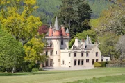 Das historische Schloss Aldourie am Südufer von Loch Ness in Schottland.