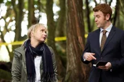 Kristin Sims (Fern Sutherland, li.) und Breen (Nic Simpson) unterstützen Shepherd bei dem Fall.