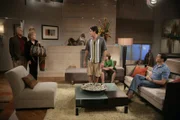 Evelyn (Holland Taylor, 2.v.l.) fühlt sich in ihrer Zweisamkeit mit Freund Teddy (Robert Wagner, l.) gestört. Deshalb versucht sie alles, dass Alan (Jon Cryer, r.) und Jake (Angus T. Jones, 2.v.r.) wieder bei Charlie (Charlie Sheen, M.) einziehen ...