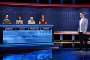 Moderator Alexander Bommes (re.) mit den Kandidat:innen (v.l.n.r. am Panel): Albrecht Voigt, Natali Mihajlovic, Wolfgang Borsche und Sandra Lindner.
