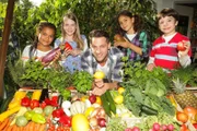 Alexander Kumptner und seine jungen Helfer: Estelle, Lou-Anne, Joanna, David.