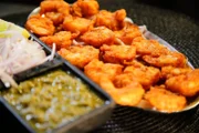 Prawns Koliwada, eine beliebte frittierte Vorspeise im Restaurant „Jai Jawan“ im Stadtteil Sion in Mumbai, verbindet Kulturen und kombiniert Gewürze aus der Region Punjab mit frischen Meeresfrüchten aus dem Arabischen Meer.