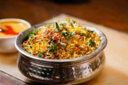 Hyderabads berühmtestes Gericht ist ein Reisgericht namens Biryani.