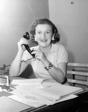 Trude Forsher am Telefon.