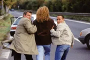 Tom (Rene Steinke, li.) und Semir (Erdogan Atalay) retten eine unbeteiligte Autofahrerin (Komparsin) vor einem heranrasenden LKW...