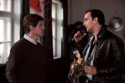 Mike fragt Bamberger, ob er endlich wieder bereit ist, die Blaskapelle zu dirigieren. Von links: Roland Bamberger (Horst Kummeth) und Mike Preissinger (Harry Blank).