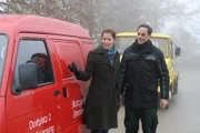 Annalena ist gestresst, als sie mit dem Metzgereibus liegen bleibt. Von links: Annalena Brunner (Heidrun Gärtner) und Mike Preissinger (Harry Blank).