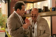 Monk - Mr. Monk mal zwei - Hollywood ist auf den skurrilen Ermittler Adrian Monk aufmerksam geworden. Nun soll ein aufsehenerregender Mordfall, den er unlängst auf geniale Weise gelöst hat, verfilmt werden. Die Rolle des Monk soll niemand anderer als der berühmte Schauspieler David Ruskin spielen. Der Mann ist dermaßen um Authentizität bemüht, dass er sich bald in einen zweiten Monk verwandelt - inklusive Neurosen. - Im Bild (v.li.): Tony Shalhoub (Adrian Monk), Stanley Tucci (David Ruskin).