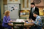 Charlie (Charlie Sheen, M.) ist nervös, als er dann doch zum Bankett geht, deshalb gibt Evelyn (Holland Taylor, l.) ihm eine ihrer Beruhigungspillen. Als Charlie gegangen ist, bemerkt sie gemeinsam mit Alan (Jon Cryer, r.), dass sie es mit einem Halluzinogen aus ihren Woodstock-Tagen verwechselt hat ...