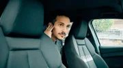 Kommissar Moritz Krätschmer (Ferdi Özten) beobachtet die Lösegeldübergabe vom Auto aus.
