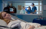 Während Dr. Kathrin Globisch (Andrea Kathrin Loewig, li.) und Dr. Martin Stein (Bernhard Bettermann, re.) ihre Patientin (Vanessa Kahl, vorn, liegend) überwachen, kommt Dr. Lilly Phan (Mai Duong Kieu, mi.) mit den Labor-Ergebnissen von Vanessas Freund. Dr. Martin Stein hatte recht mit seiner Vermutung.