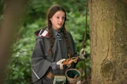 Mildred (Bella Ramsey) hat eine Wurzel gefunden. Eine wichtige Zutat, die sie für den Zaubertrank-Unterricht im Dunkelwald sammeln sollte.
