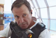 Trotz seines Ruhestands kann es der MI6 Spion Harry Langford (Chris Vance) einfach nicht lassen und begibt sich mit dem Hawaii Five-0 Team auf die Jagd auf einem Todesschützen und dem organisierten Verbrechen ...