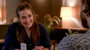 Svenja (Lea Marlen Woitack, l.) hat ein Date mit Simon (Thore Lüthje, r.).